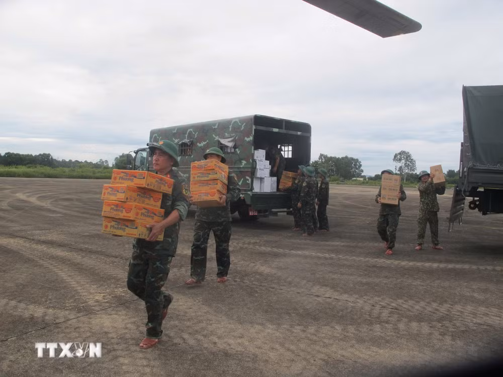 ttxvn-huy-dong-truc-thang-mang-hang-cuu-tro-vung-lu-nghe-an-8168602-1.jpg