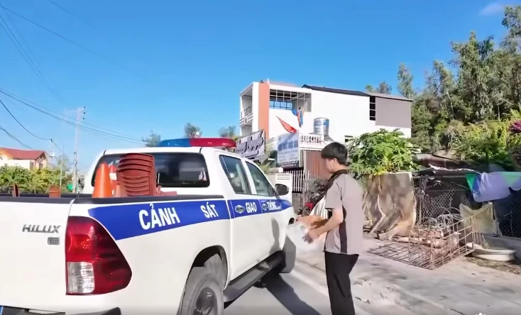 Hình ảnh cắt từ clip. (Nguồn: Facebook) Hình ảnh cắt từ clip. (Nguồn: Facebook)