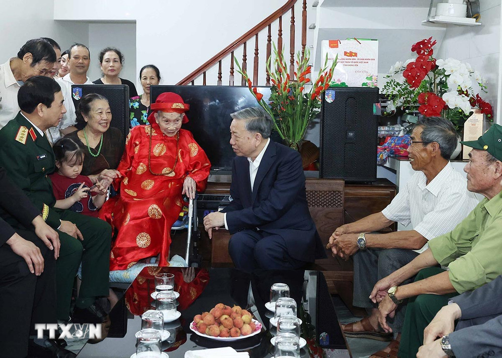 ttxvn-tong-bi-thu-tham-tang-qua-me-liet-si-pham-thi-cuong-8124959.jpg