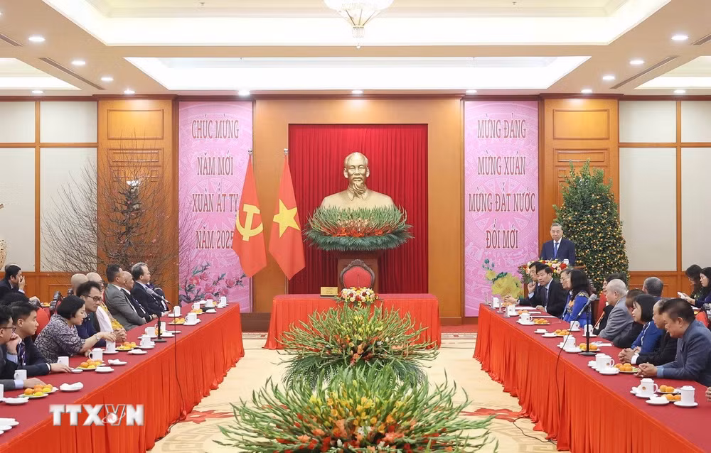 ttxvn-tong-bi-thu-to-lam-gap-go-doan-kieu-bao-tieu-bieu-tham-du-chuong-trinh-xuan-que-huong-2025-7815555-resize-7.jpg