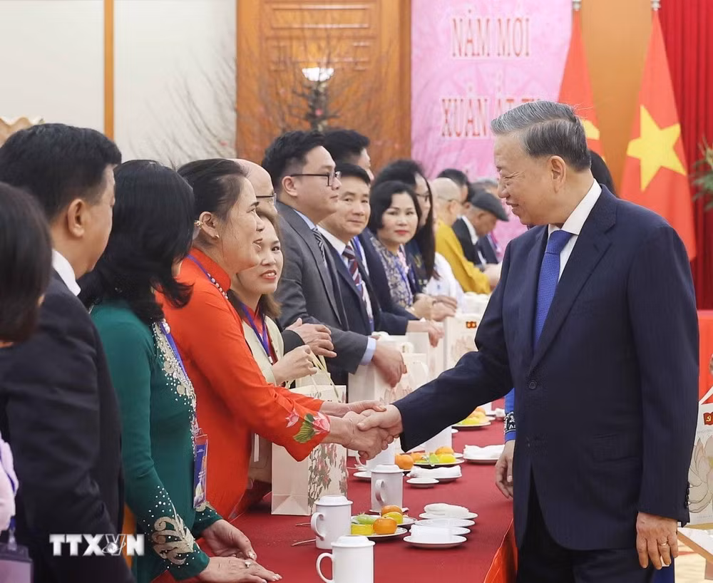 ttxvn-tong-bi-thu-to-lam-gap-go-doan-kieu-bao-tieu-bieu-tham-du-chuong-trinh-xuan-que-huong-2025-7815555-resize-8.jpg
