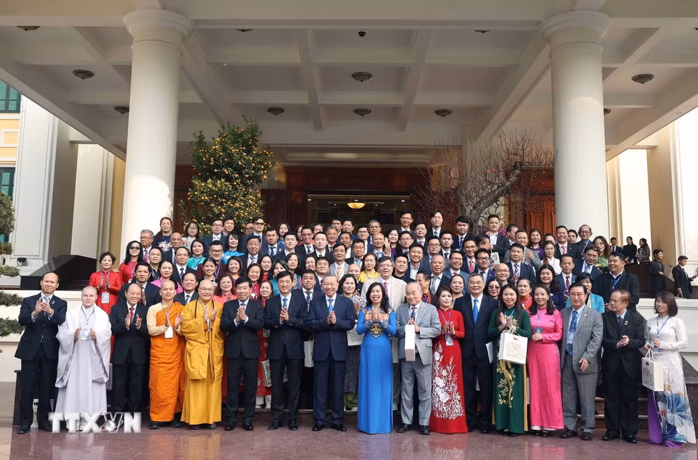 ttxvn-tong-bi-thu-to-lam-gap-go-doan-kieu-bao-tieu-bieu-tham-du-chuong-trinh-xuan-que-huong-2025-7815555-resize-2.jpg
