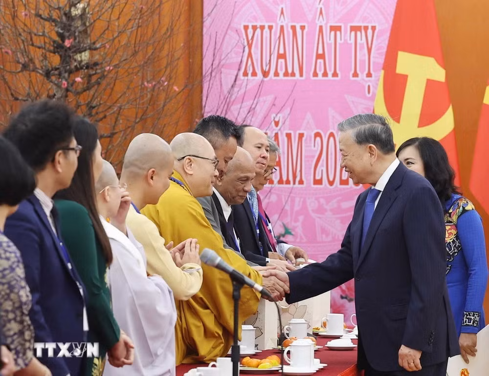ttxvn-tong-bi-thu-to-lam-gap-go-doan-kieu-bao-tieu-bieu-tham-du-chuong-trinh-xuan-que-huong-2025-7815555-resize-10.jpg