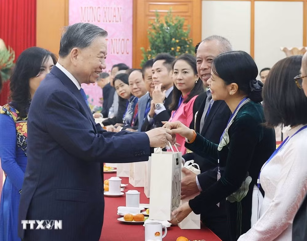 ttxvn-tong-bi-thu-to-lam-gap-go-doan-kieu-bao-tieu-bieu-tham-du-chuong-trinh-xuan-que-huong-2025-7815555-resize-9.jpg