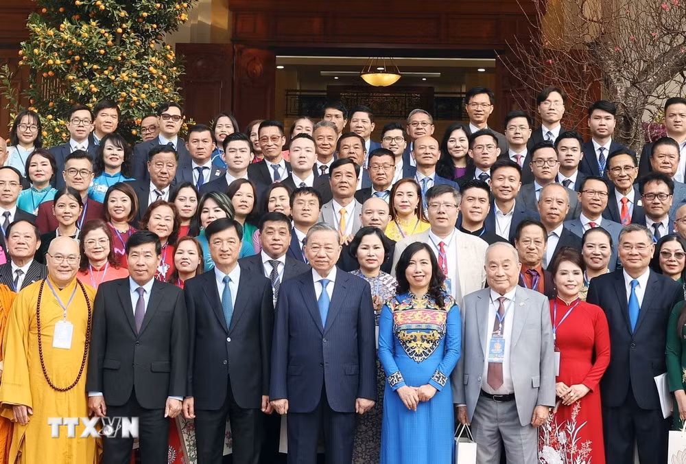 ttxvn-tong-bi-thu-to-lam-gap-go-doan-kieu-bao-tieu-bieu-tham-du-chuong-trinh-xuan-que-huong-2025-7815555-resize-3.jpg