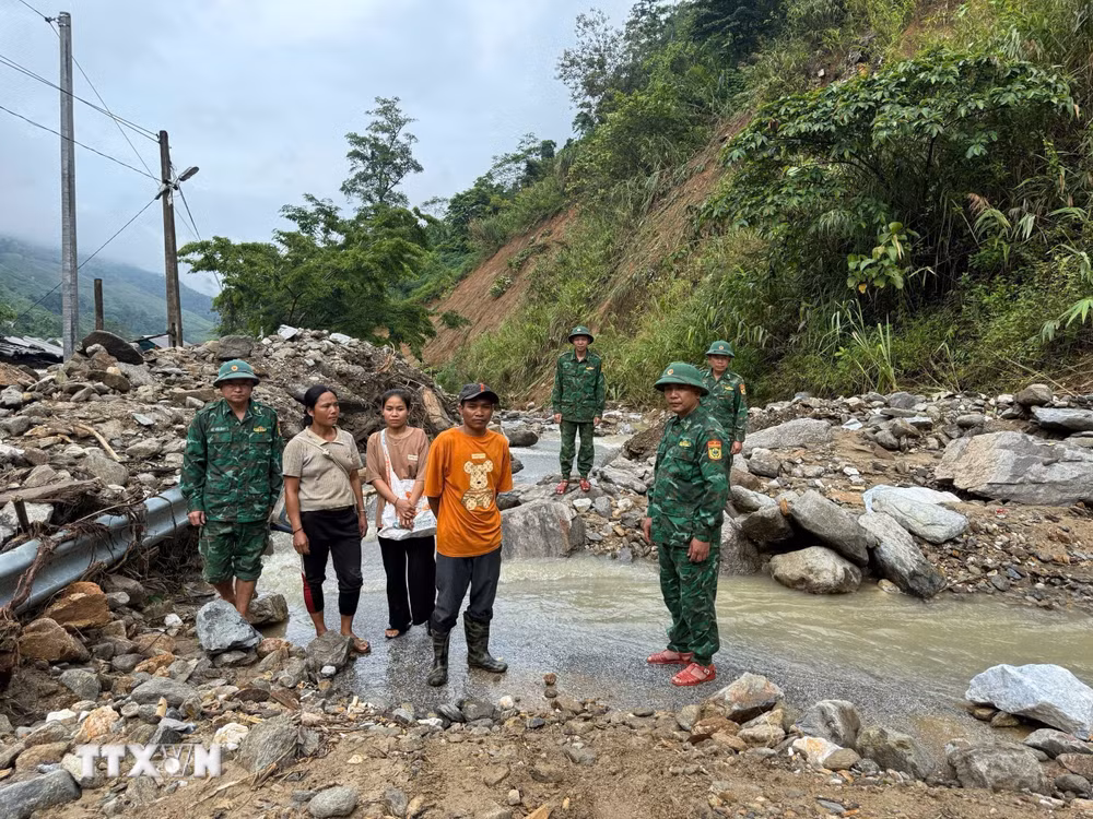 ttxvn-nghe-an-mua-lon-gay-sat-lo-nghiem-trong-tren-quoc-lo-16-8074425-4.jpg