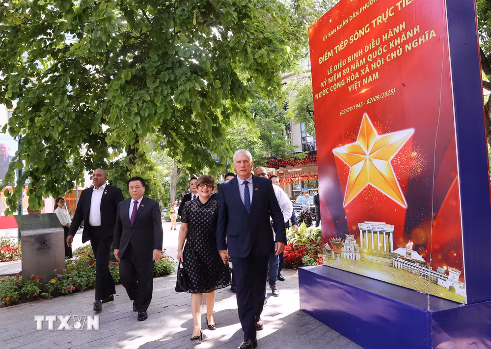 ttxvn-bi-thu-thu-nhat-chu-tich-nuoc-cuba-dang-hoa-tri-an-anh-hung-dan-toc-jose-marti-perez-tai-ha-noi-8247476-4.jpg