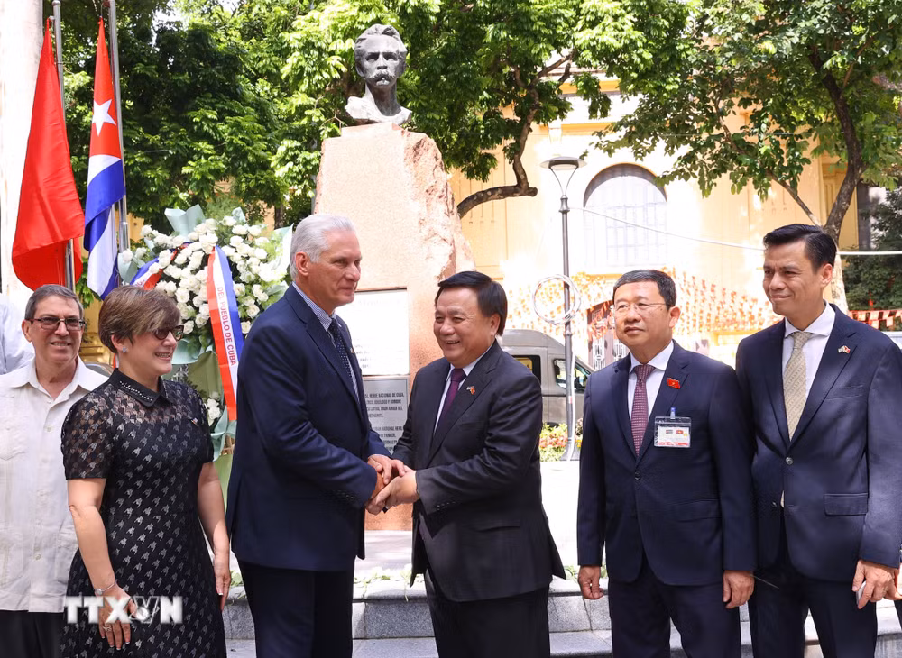 ttxvn-bi-thu-thu-nhat-chu-tich-nuoc-cuba-dang-hoa-tri-an-anh-hung-dan-toc-jose-marti-perez-tai-ha-noi-8247476-2.jpg