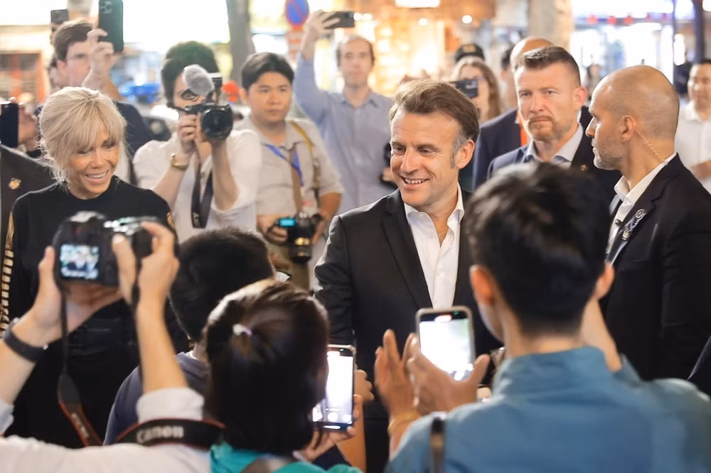 tong-thong-phap-emmanuel-macron-va-phu-nhan-dao-pho-co-ha-noi-8056228-4.jpg