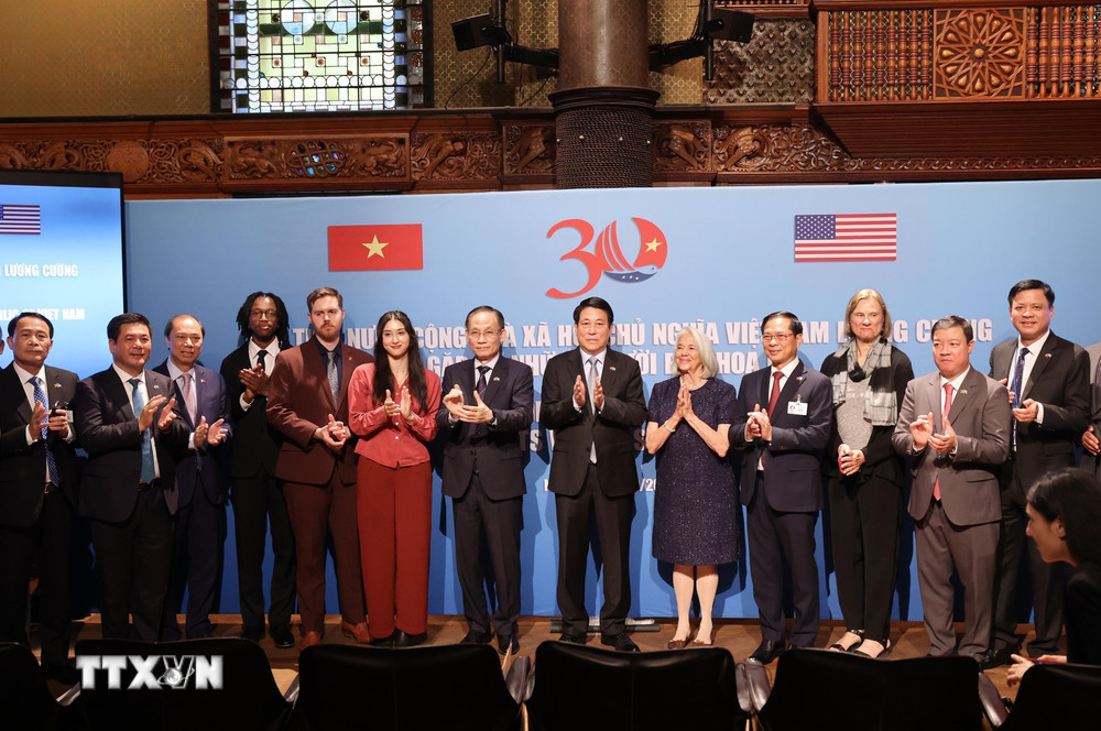 ttxvn-chu-tich-nuoc-luong-cuong-gap-go-nhung-nguoi-ban-hoa-ky-8290238-5.jpg