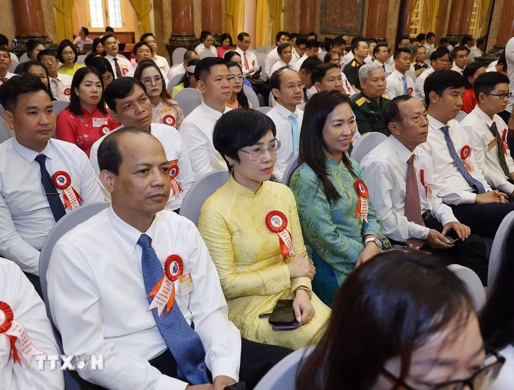 ttxvn-chu-tich-nuoc-luong-cuong-gap-mat-cac-nha-bao-tieu-bieu-toan-quoc-8102768-2.jpg