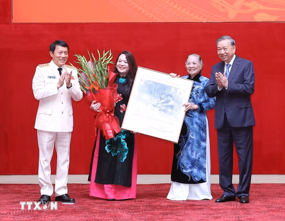 ttxvn-tong-bi-thu-to-lam-du-le-truy-tang-danh-hieu-anh-hung-llvtnd-cho-thuong-tuong-bui-thien-ngo-8246622-2.jpg