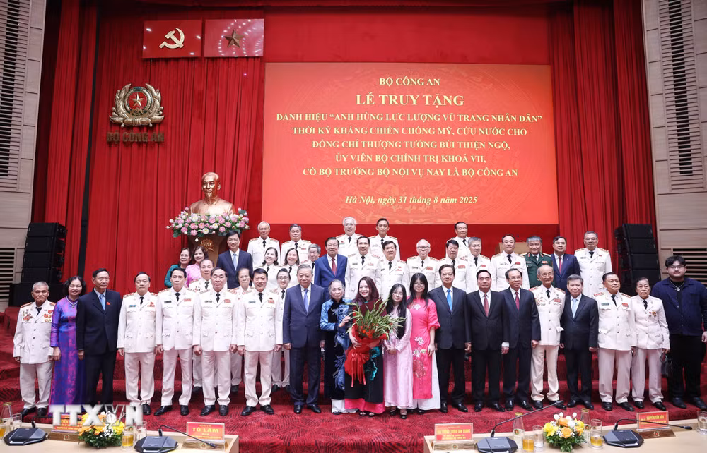 ttxvn-tong-bi-thu-to-lam-du-le-truy-tang-danh-hieu-anh-hung-llvtnd-cho-thuong-tuong-bui-thien-ngo-8246622-6.jpg