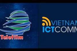 Các đại biểu và Lãnh đạo Bộ Văn hoá Thể thao - Du lịch trong khoảnh khắc Khai mạc sự kiện. (Ảnh: Khánh Ly/Vietnam+)