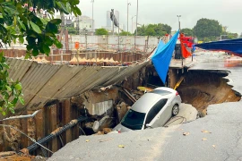 "Hố tử thần" xuất hiện trên đường phố ở Đà Nẵng, "nuốt chửng" ôtô