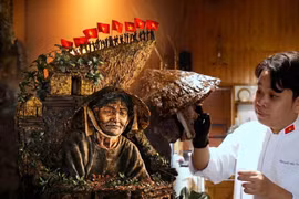 Chiêm ngưỡng chiếc bánh nghệ thuật cao hơn 1m tái hiện ký ức ngày thống nhất đất nước 30/4
