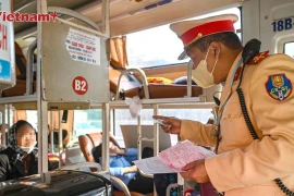 Cảnh sát giao thông kiểm tra độ an toàn xe giường nằm trên 6 tỉnh thành phía Bắc