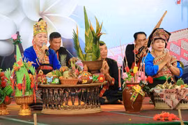 Thực hành nghi lễ cúng, cầu mưa thuận, gió hòa, mùa màng bội thu, người người khỏe mạnh, bình an tại Tết té nước của dân tộc Lào ở Điện Biên. (Ảnh: Trung Kiên/TTXVN)