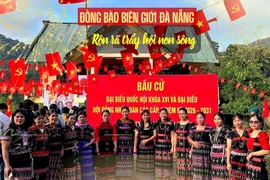 Sắc cờ nhuộm đỏ rực rỡ tại một điểm bầu cử ở xã biên giới La Êê, thành phố Đà Nẵng. (Ảnh: PV/Vietnam+) 