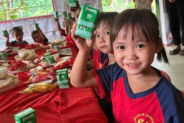 Lòng nhân ái và sức mạnh của giáo dục – thứ sức mạnh có thể bắc những nhịp cầu vượt qua mọi cách trở, để những ước mơ nhỏ bé cũng có cơ hội được chạm đến bầu trời. (Ảnh: Khánh Ly/Vietnam+)