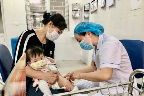Tiêm phòng vaccine sởi cho trẻ em tại Hà Nội. (Ảnh: PV/Vietnam+)