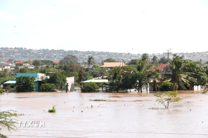 Nhiều nhà dân tại phường Hàm Thắng (Lâm Đồng) ngập sâu trong nước. (Ảnh: Nguyễn Thanh/TTXVN)