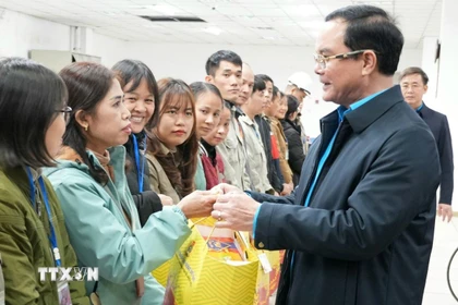 Chủ tịch Tổng Liên đoàn Lao động Việt Nam Nguyễn Đình Khang tặng quà Tết cho công nhân lao động Công ty cổ phần Phân đạm và Hóa chất Hà Bắc. (Ảnh: Đồng Thúy/TTXVN)
