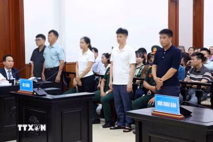 Các bị cáo tại phiên xét xử phúc thẩm vụ án liên quan đến Tập đoàn Phúc Sơn, hôm 29/6. (Ảnh: Phạm Kiên/TTXVN)