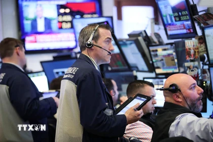 Giao dịch viên tại sàn chứng khoán New York, Mỹ. (Ảnh: THX/TTXVN)