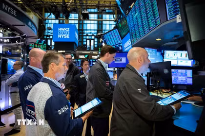 Giao dịch viên tại sàn chứng khoán New York, Mỹ. (Ảnh: THX/TTXVN)