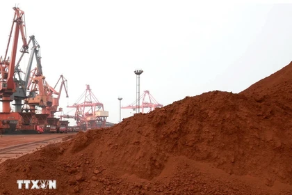 Đất hiếm được đưa đi xuất khẩu tại Liên Vân Cảng ở tỉnh Giang Tô, Trung Quốc. (Ảnh: AFP/TTXVN)