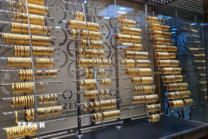 Trang sức vàng được bày bán tại tiệm kim hoàn ở Istanbul, Thổ Nhĩ Kỳ. (Ảnh: THX/TTXVN)