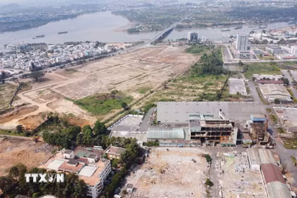 Các khu đất tại Khu công nghiệp Biên Hòa 1 (giáp sông Đồng Nai) đã hoàn thành giải phóng mặt bằng, sẽ được thành phố Đồng Nai đưa ra đấu giá. (Ảnh: Công Phong/TTXVN)