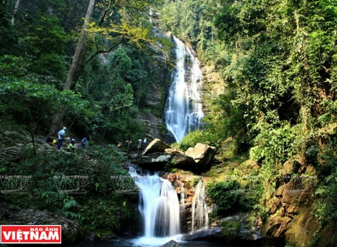 Khe Kem Waterfall is a destination that visitors cannot miss when coming to Pu Mat National Park. (Source: Vietnam Pictorial) 0910-khe-kem-pu-mat.jpg