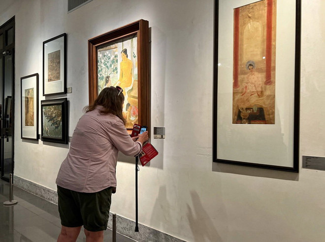 Du khách sau khi tải app iMuseum VFA có thể quét mã để được nghe thuyết minh về từng tác phẩm nghệ thuật. (Ảnh: Mai Mai/Vietnam+) 0105-bao-tang-my-thuat-viet-nam-2.jpg