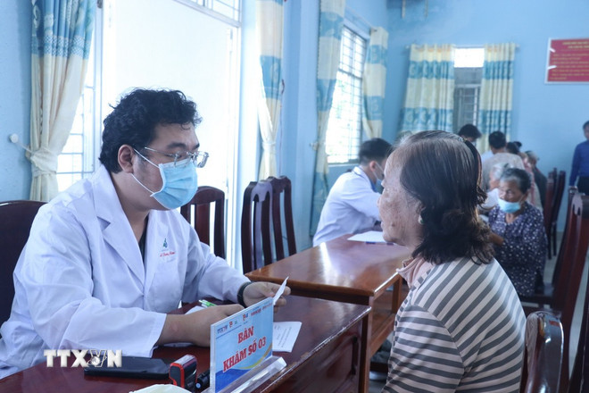 Người dân có hoàn cảnh khó khăn ở xã Tân Tây, tỉnh Tây Ninh được đội ngũ bác sỹ đến từ Bệnh viện Ung bướu Thành phố Hồ Chí Minh khám bệnh miễn phí. (Ảnh: Bùi Giang/TTXVN) ttxvn-0507-thanh-nien-2.jpg