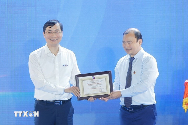 Thứ trưởng thường trực Bộ Văn hóa, Thể thao và Du lịch Lê Hải Bình trao giải Nhất cho báo VietnamPlus (TTXVN) Giải sản phẩm báo chí ấn tượng. (Ảnh: Minh Quyết/TTXVN) ttxvn-2106-hoi-bao-toan-quoc-10.jpg