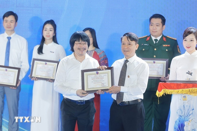 Phó Chủ tịch thường trực Hội Nhà báo Việt Nam Nguyễn Đức Lợi trao giải B cho đơn vị Báo Tin tức (TTXVN) Giải sản phẩm báo chí ấn tượng. (Ảnh: Minh Quyết/TTXVN) ttxvn-2106-hoi-bao-toan-quoc-7.jpg