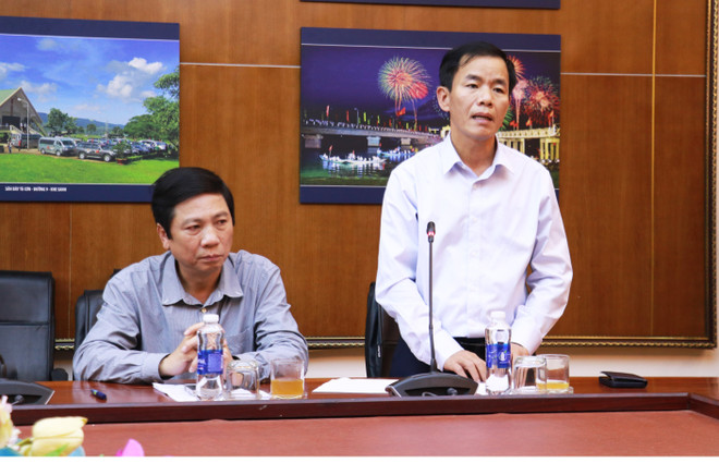 Na setkání hovoří tajemník provinční strany Quang Tri Nguyen Van Phuong. (Foto: Tuong Vi/VNA) 3010-pho-thu-tuong-mai-van-chinh-lam-viec-tinh-quang-tri-3.jpg