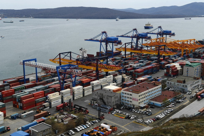 Cảng hàng hóa Vladivostok ở vùng Viễn Đông của Nga. (Ảnh: AFP/TTXVN) 2012-kinh-te-nga.jpg