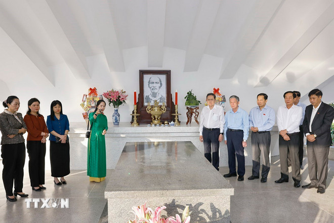 Chủ tịch Quốc hội Trần Thanh Mẫn dâng hương, viếng Cụ Phó bảng Nguyễn Sinh Sắc ttxvn-chu-tich-quoc-hoi-vieng-mo-cu-pho-bang-nguyen-sinh-sac-1.jpg