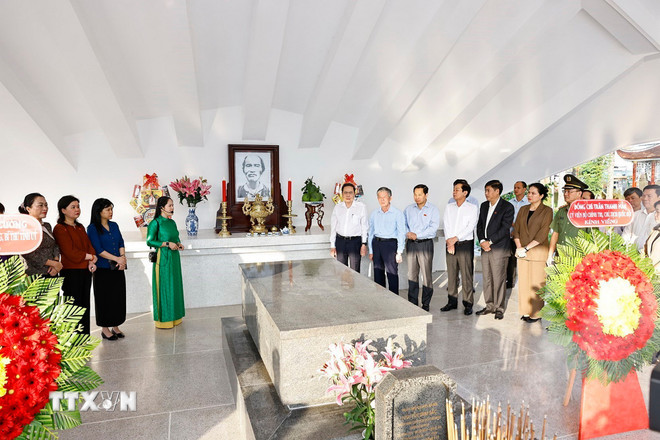 Chủ tịch Quốc hội Trần Thanh Mẫn dâng hương, viếng Cụ Phó bảng Nguyễn Sinh Sắc ttxvn-chu-tich-quoc-hoi-vieng-mo-cu-pho-bang-nguyen-sinh-sac-2.jpg