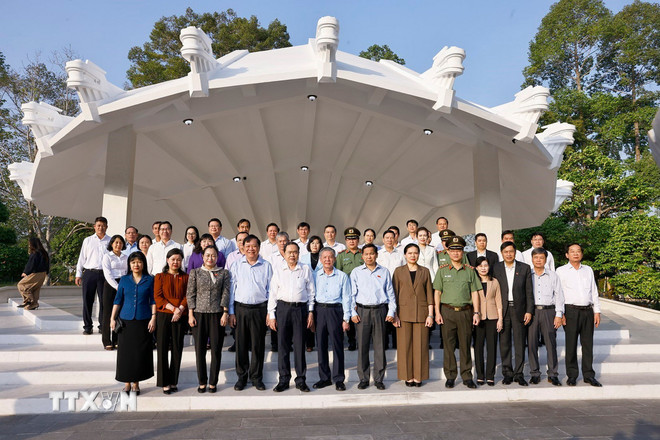 Chủ tịch Quốc hội Trần Thanh Mẫn dâng hương, viếng Cụ Phó bảng Nguyễn Sinh Sắc ttxvn-chu-tich-quoc-hoi-vieng-mo-cu-pho-bang-nguyen-sinh-sac-3.jpg