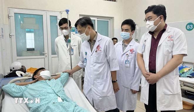 Các bác sỹ Bệnh viện Bình Dân Thành phố Hồ Chí Minh thăm, khám cho người bệnh sau mổ. (Ảnh: TTXVN phát) ttxvn-1405-buou-mo-2.jpg