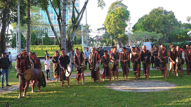 Gongar och gongar spelas vid en traditionell Jrai-bröllopsceremoni. (Foto: Hoai Nam/VNA) 0411-dan-toc-jrai-3.jpg