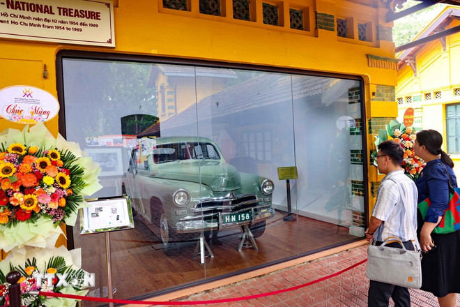 Ba chiếc ôtô từng phục vụ Chủ tịch Hồ Chí Minh là Zit 115, Peugeot 404, và Pobeda được công nhận là Bảo vật Quốc gia hiện được bảo quản, trưng bày tại đây. (Ảnh: Thanh Tùng/TTXVN) ttxvn-1605-di-tich-chu-tich-ho-chi-minh-3.jpg