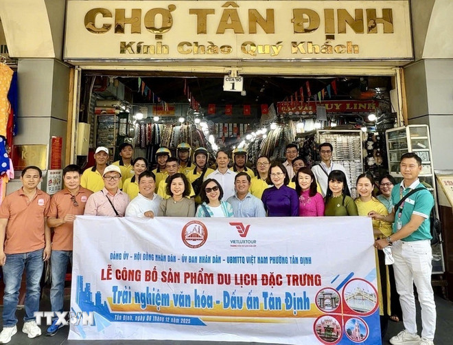 떤딘 구에서 '문화 체험 - 딴딘의 흔적' 투어에 참여한 관광객들. (사진: 미프엉/VNA) ttxvn-0612-du-lich-thanh-pho-ho-chi-minh-3.jpg