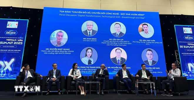 ผู้แทนสัมมนา “Digital transformation, technology transformation – Breakthrough to rise up” (ภาพ: ฮวง วาน/VNA) ttxvn-2805-chuyen-doi-so.jpg
