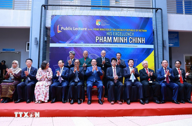 Thủ tướng Phạm Minh Chính với Ban lãnh đạo Đại học Quốc gia Malaysia. (Ảnh: Dương Giang/TTXVN) ttxvn-2805-thu-tuong-dai-hoc-malaysia-1.jpg