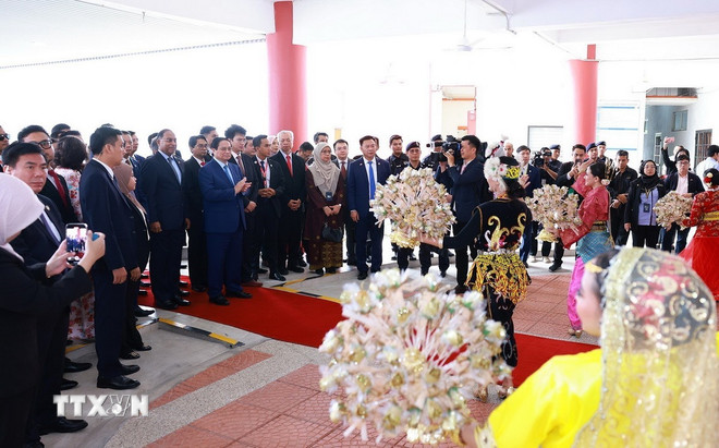 Sinh viên Đại học Quốc gia Malaysia biểu diễn múa truyền thống chào mừng Thủ tướng Phạm Minh Chính. (Ảnh: Dương Giang/TTXVN) ttxvn-2805-thu-tuong-dai-hoc-malaysia-3.jpg
